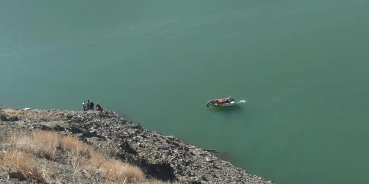 Van'da bir araç Zernek Barajı'na düştü: 3 kişi hayatını kaybetti