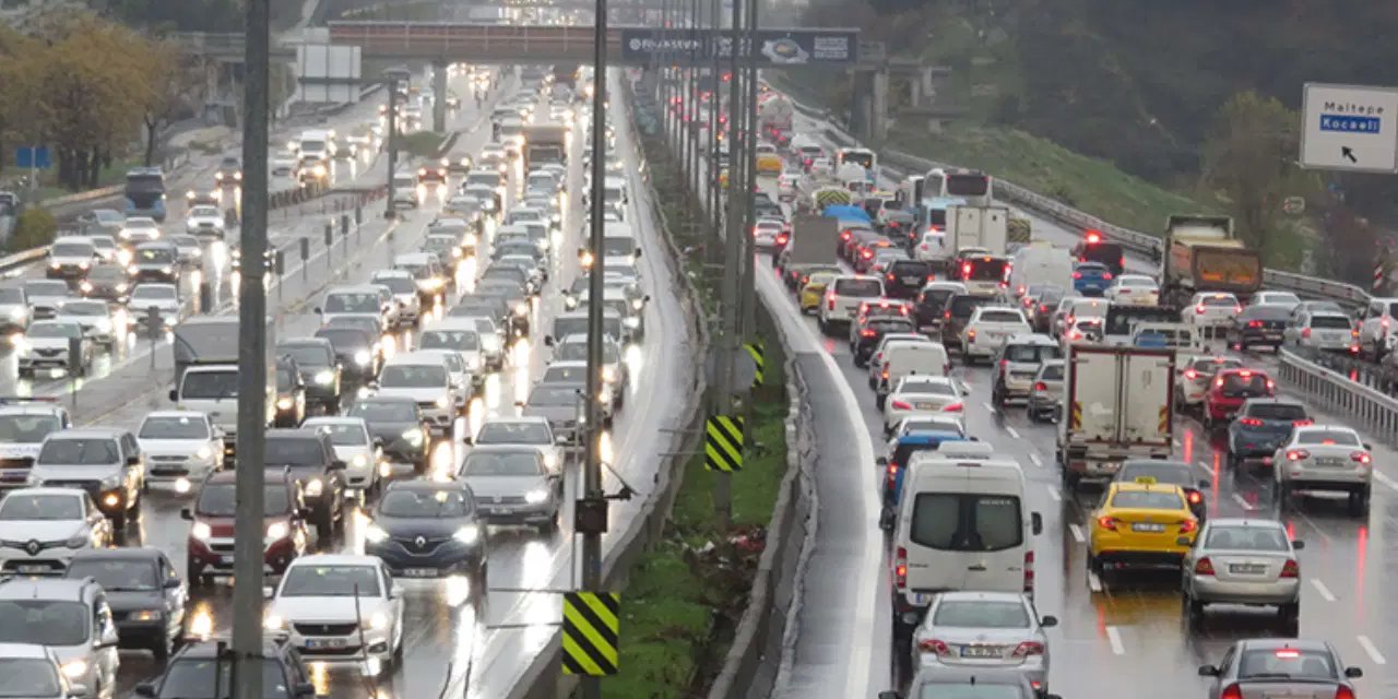 İstanbul’da yağmurlu sabah: Trafik yoğunluğu yüzde 80’e ulaştı
