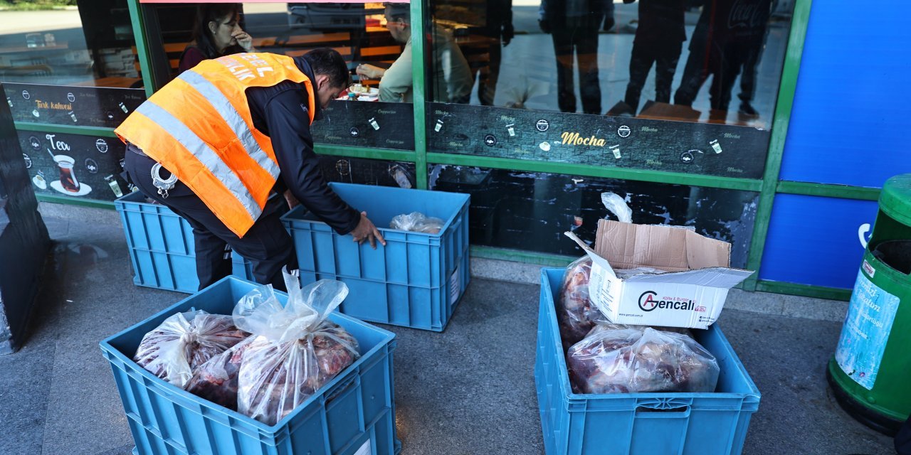 Antalya Otogarı'nda uygunsuz koşullarda taşınan 270 kilogram ete el konuldu