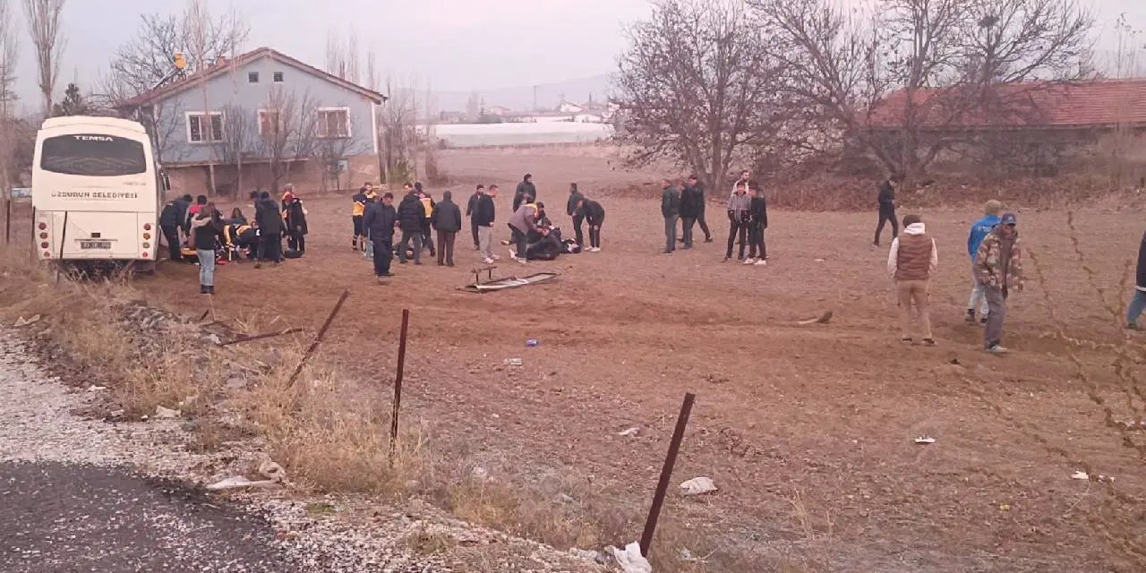 Afyonkarahisar'da feci kaza... Öğrenci servis aracı ile kamyonet çarpıştı: Çok sayıda yaralı var!