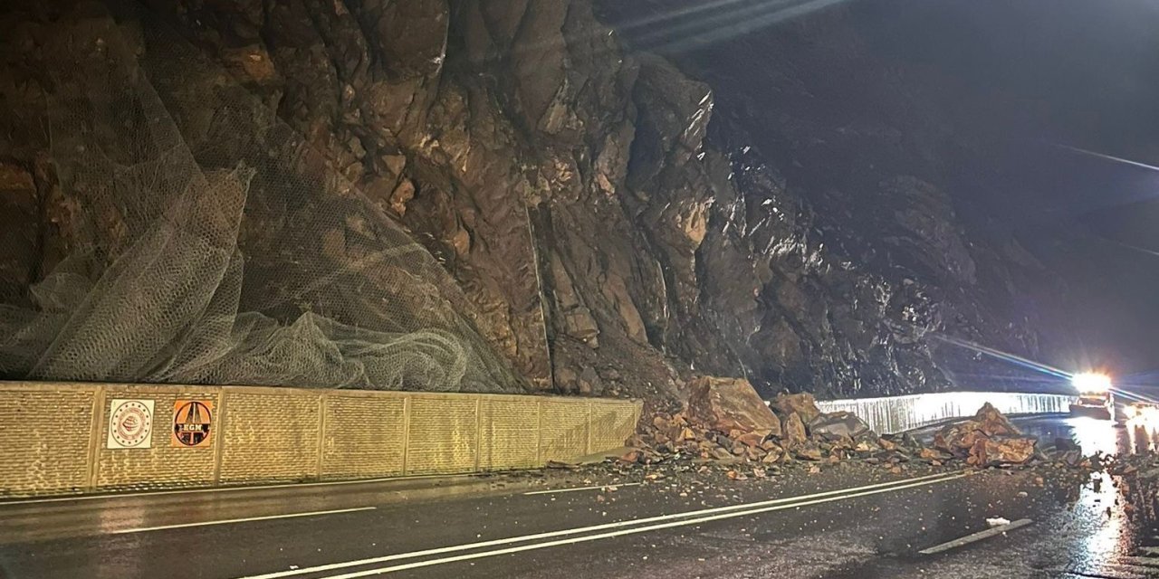 Hakkari’de heyelan: Kayalar yola savruldu