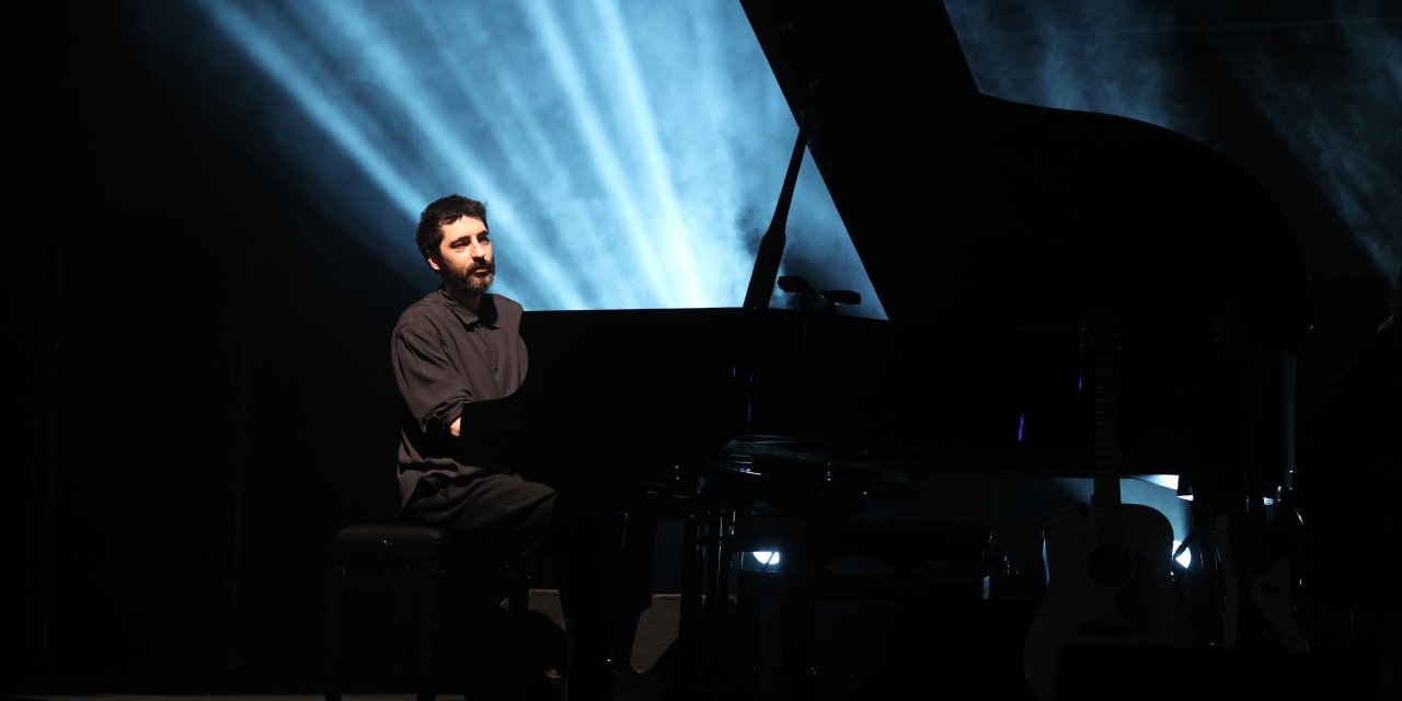 Dünyaca ünlü piyanist İzmir'de ayakta alkışlandı