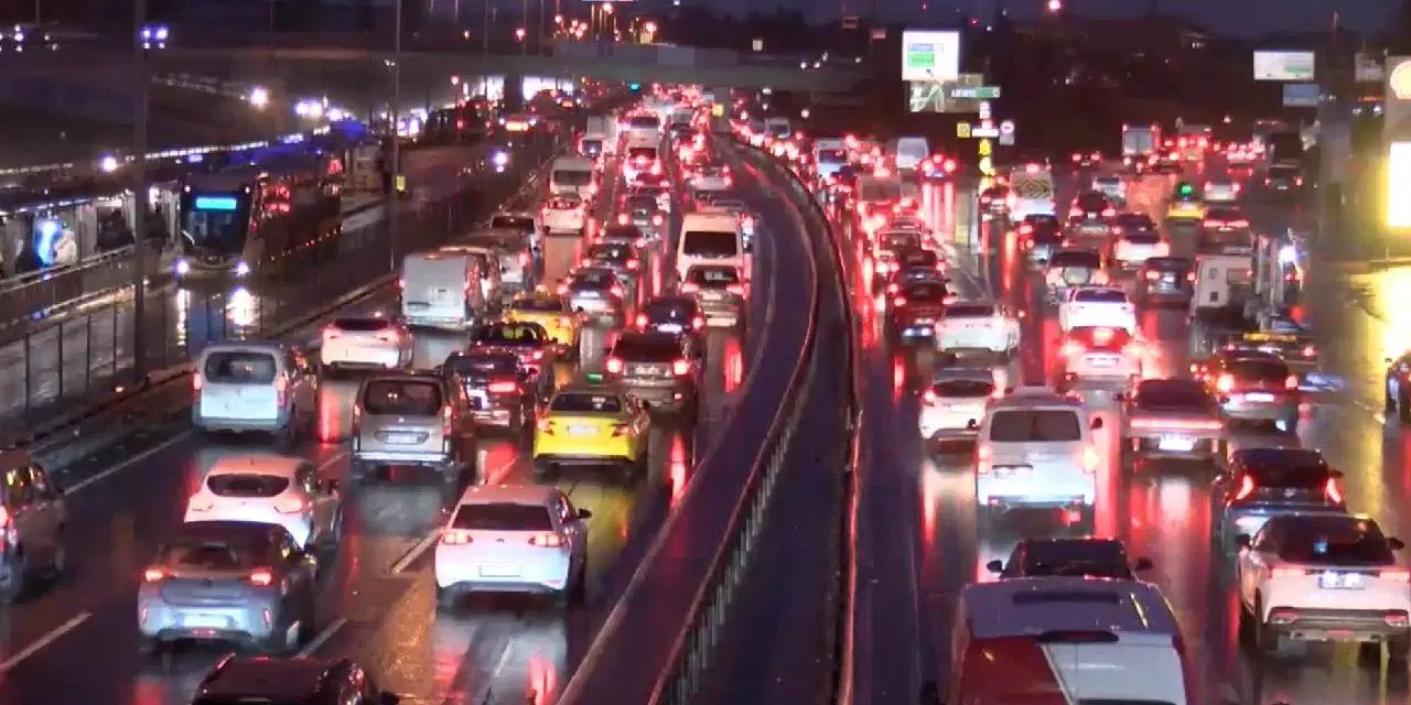 İstanbul'da trafik kilitlendi: Yoğunluk yüzde 76'ya ulaştı!