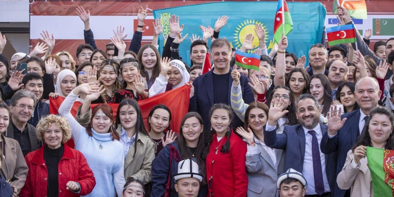 Başkan Tugay Dünya Türk Dili Ailesi Günü’nü öğrencilerle birlikte kutladı