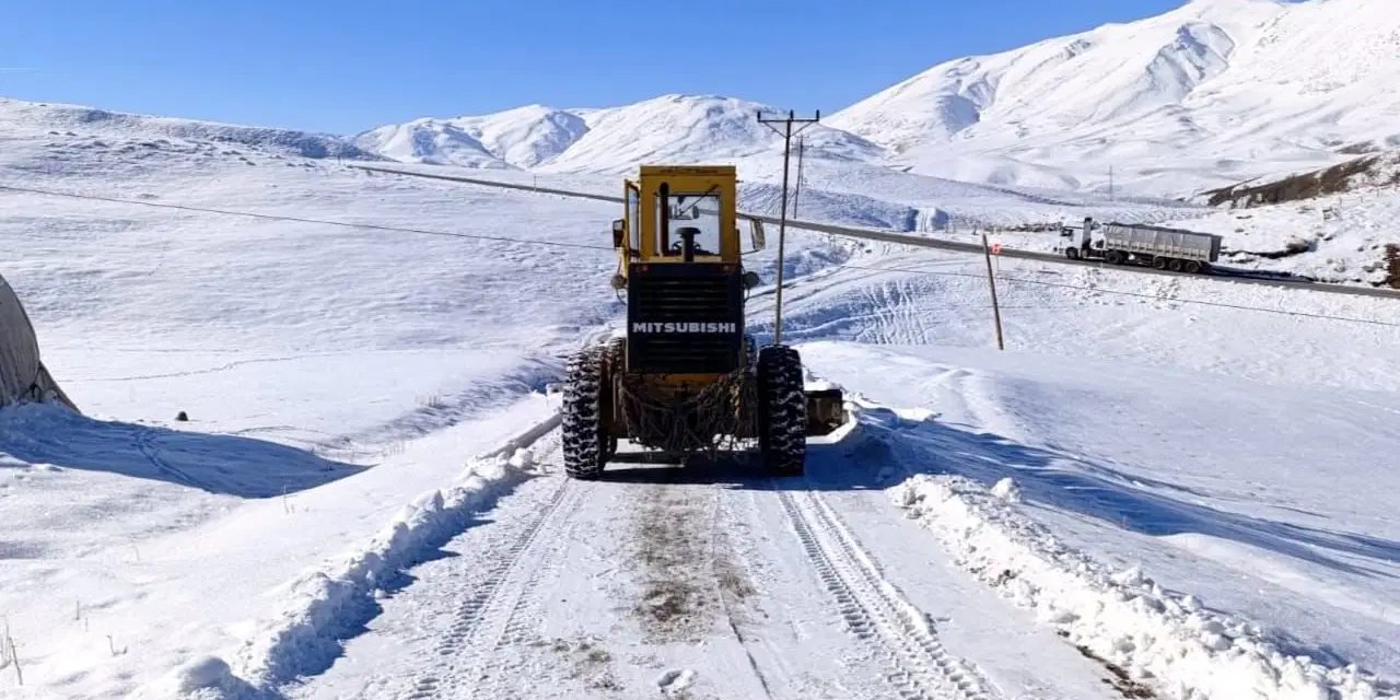 Van'da kar esareti: Kapanan 90 yerleşim yeri yolundan 55'i açıldı