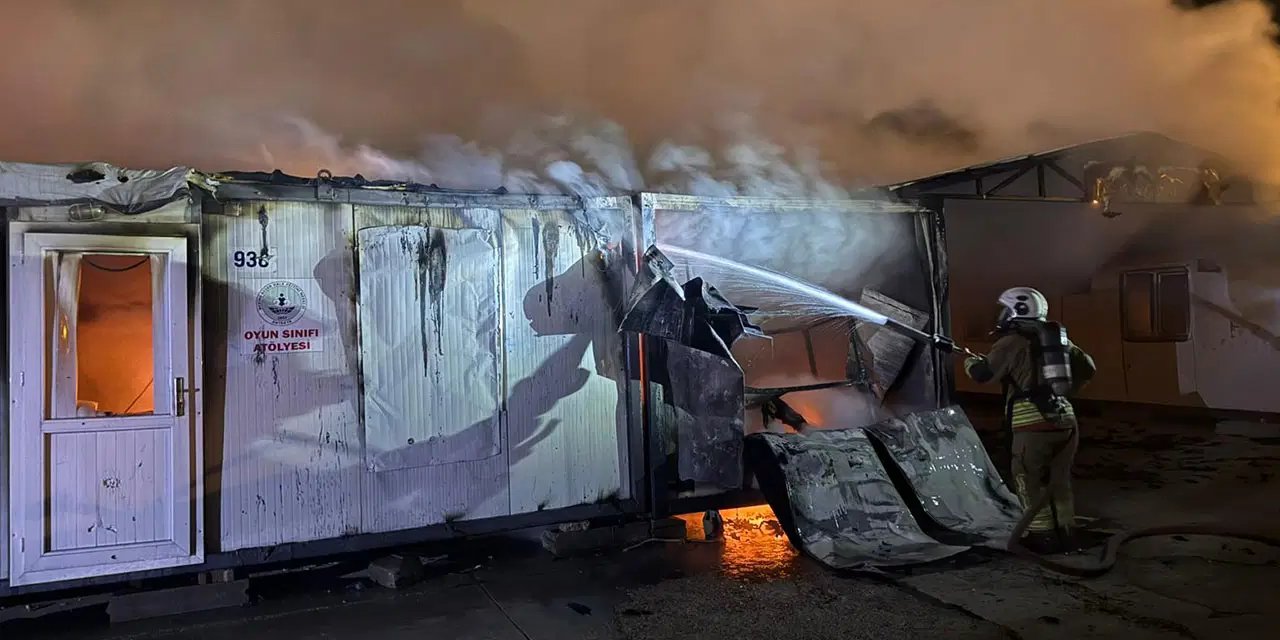 Öğrenciler eğitim görüyordu: Hatay'da 6 konteyner yandı