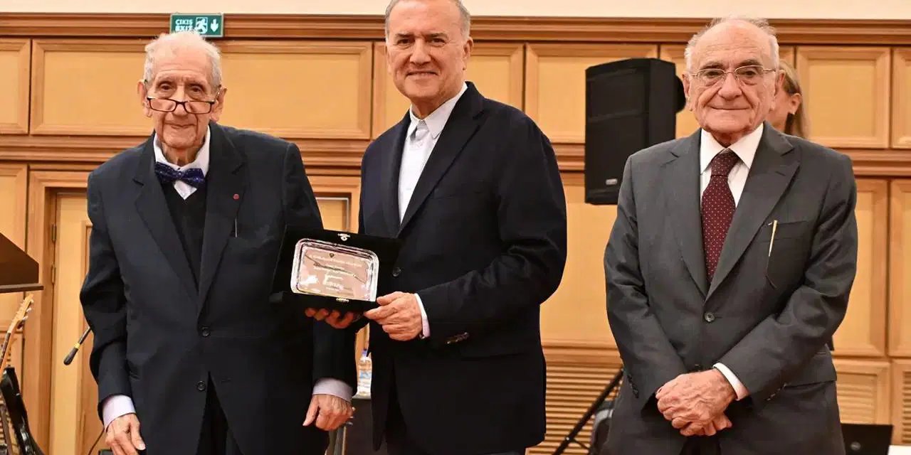 42’nci Uluslararası İstanbul Kitap Fuarı’nın ‘onur ödülü’ verildi: Tüyap’ta Mungan gecesi...