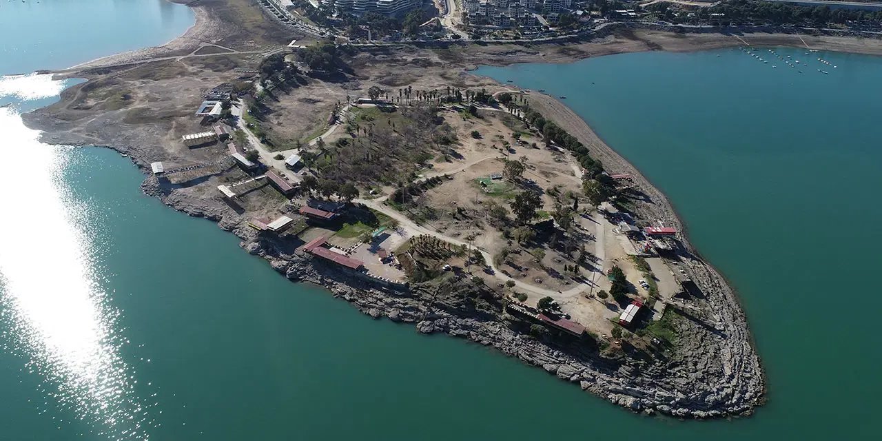 Adana’da ‘Amerikan Adası’ndaki kaçak yapılar için yıkım kararı!