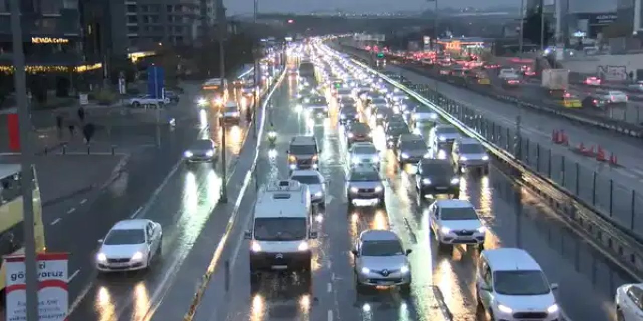 İstanbul'da trafik durma noktasına geldi: Yoğunluk yüzde 81'e ulaştı!