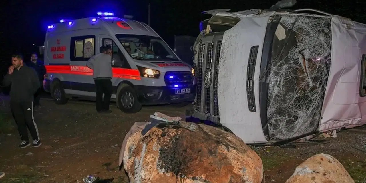 İşçileri taşıyan servis minibüsü devrildi: 16 yaralı