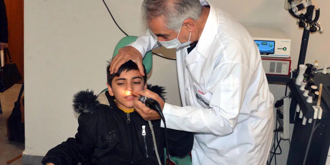 Kaşıntı şikayetiyle hastaneye gitti: Burnundan çekirdek ve pipet parçası çıktı!