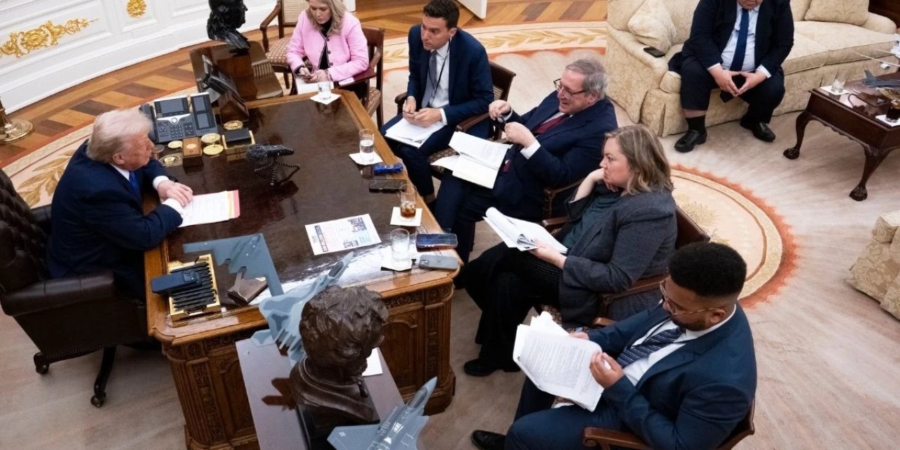 Ertuğrul Özkök: 4 gazetecinin önünde Trump’a gösterilen kartın üzerinde ne yazıyordu?