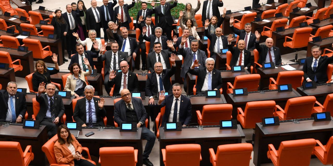 CHP'nin 'Meclis'i terk etmeme' eylemi 12. gününde: 'Tüm emeklileri eyleme davet ediyoruz!'