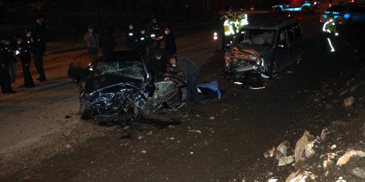 Hafif ticari araç ile otomobil çarpıştı: 1 ölü, 1 yaralı