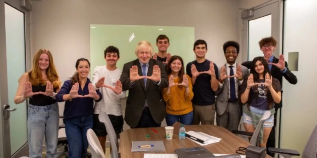 Eski başbakan, üniversite dersleriyle servet kazanıyor