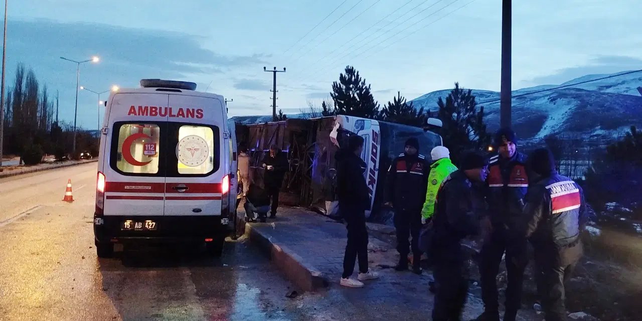 Burdur'da feci kaza... Yolcu otobüsü devrildi: 12 yaralı