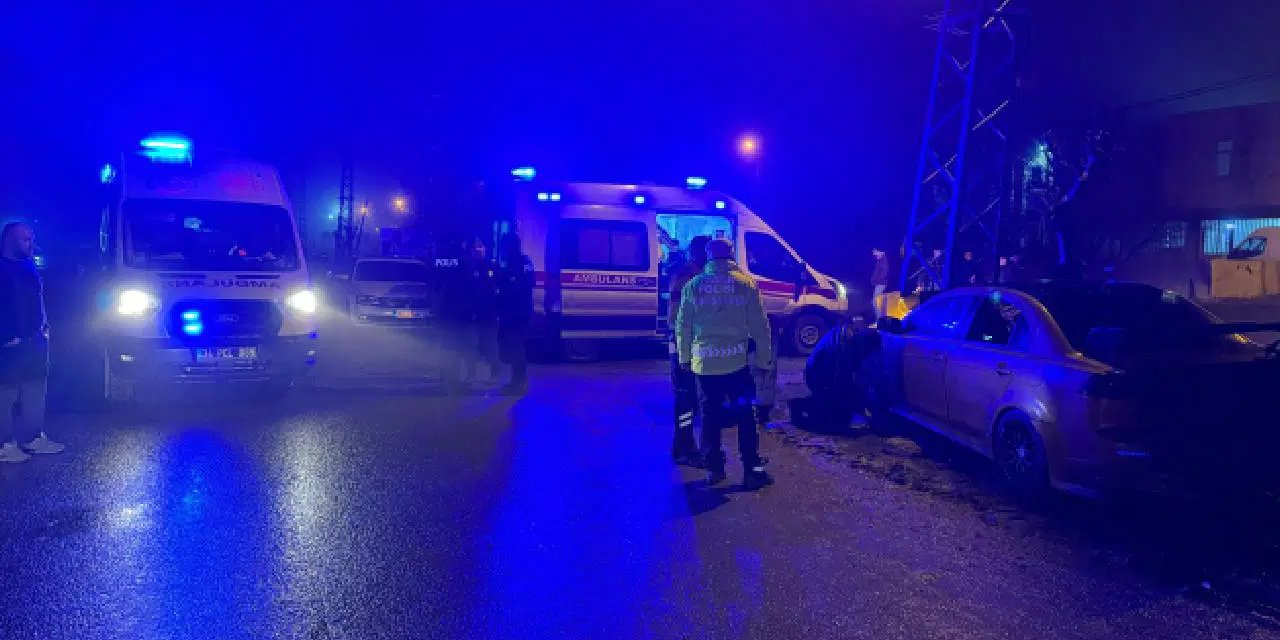 İstanbul'da feci kaza... Otomobil elektrik direğine çarptı: Yaralılar var!