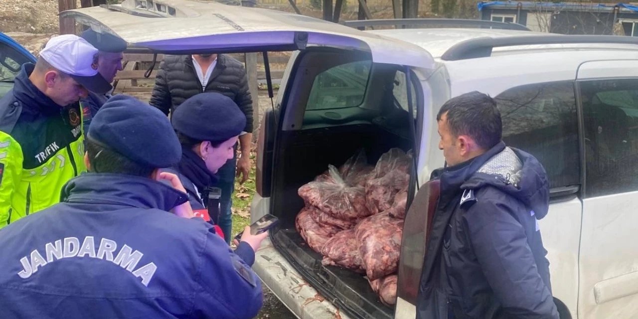 Kötü koku ele verdi: Araçtan 450 kilo bozuk et çıktı