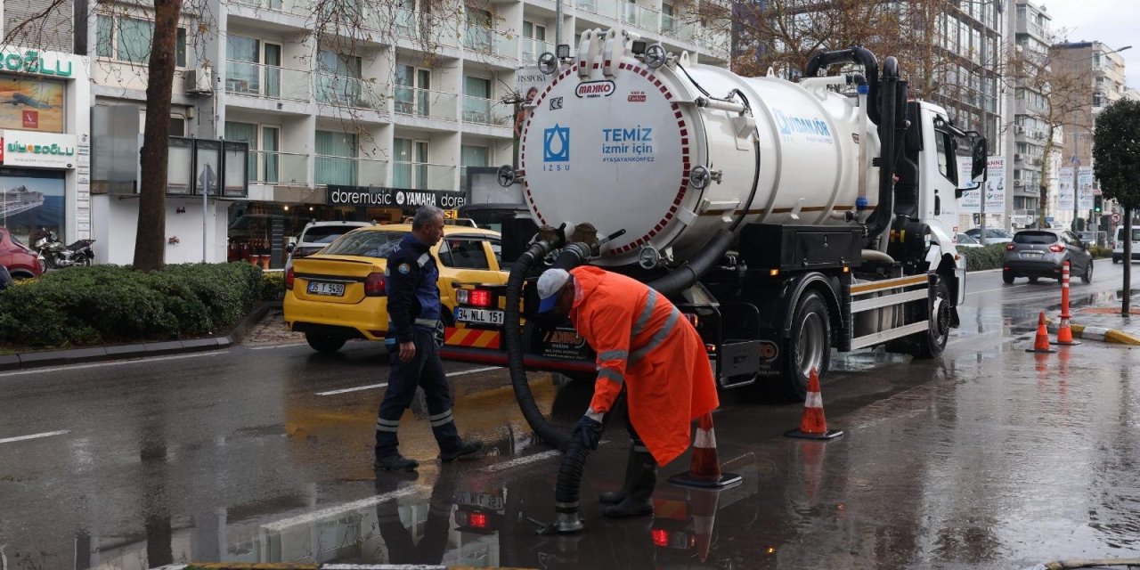 İzmir Büyükşehir Belediyesi ekipleri sağanak nedeniyle seferber oldu