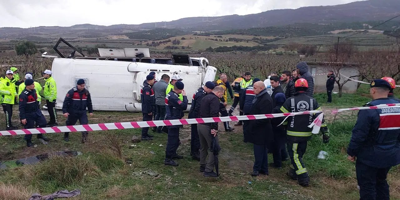 Memurları taşıyan midibüs devrildi: Acı haber geldi