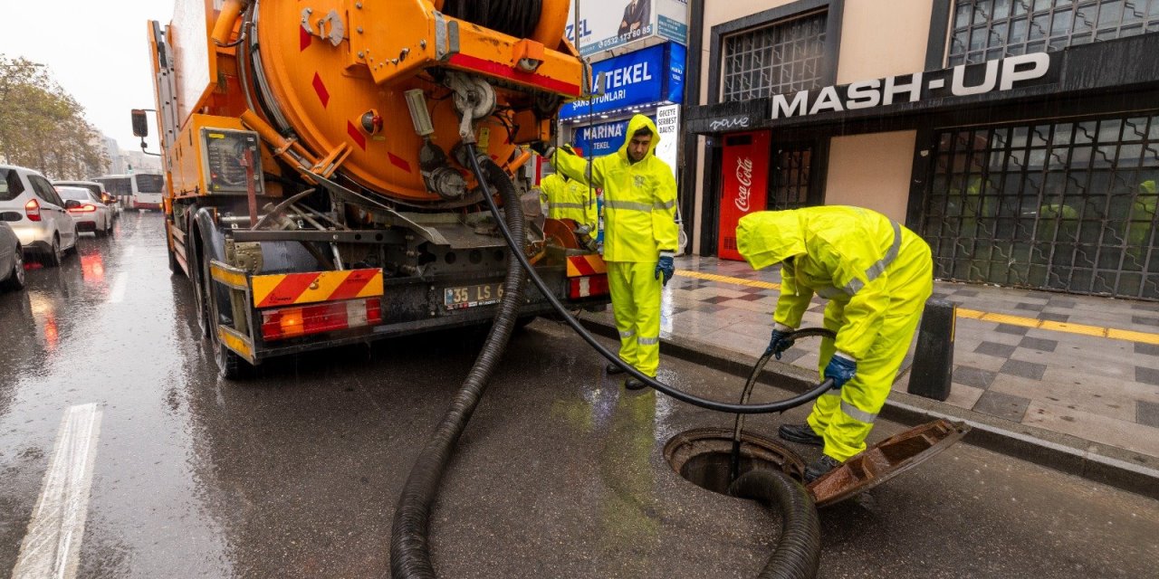 İzmir Büyükşehir Belediyesi ekipleri sağanak yağış ve fırtına nedeniyle seferber oldu
