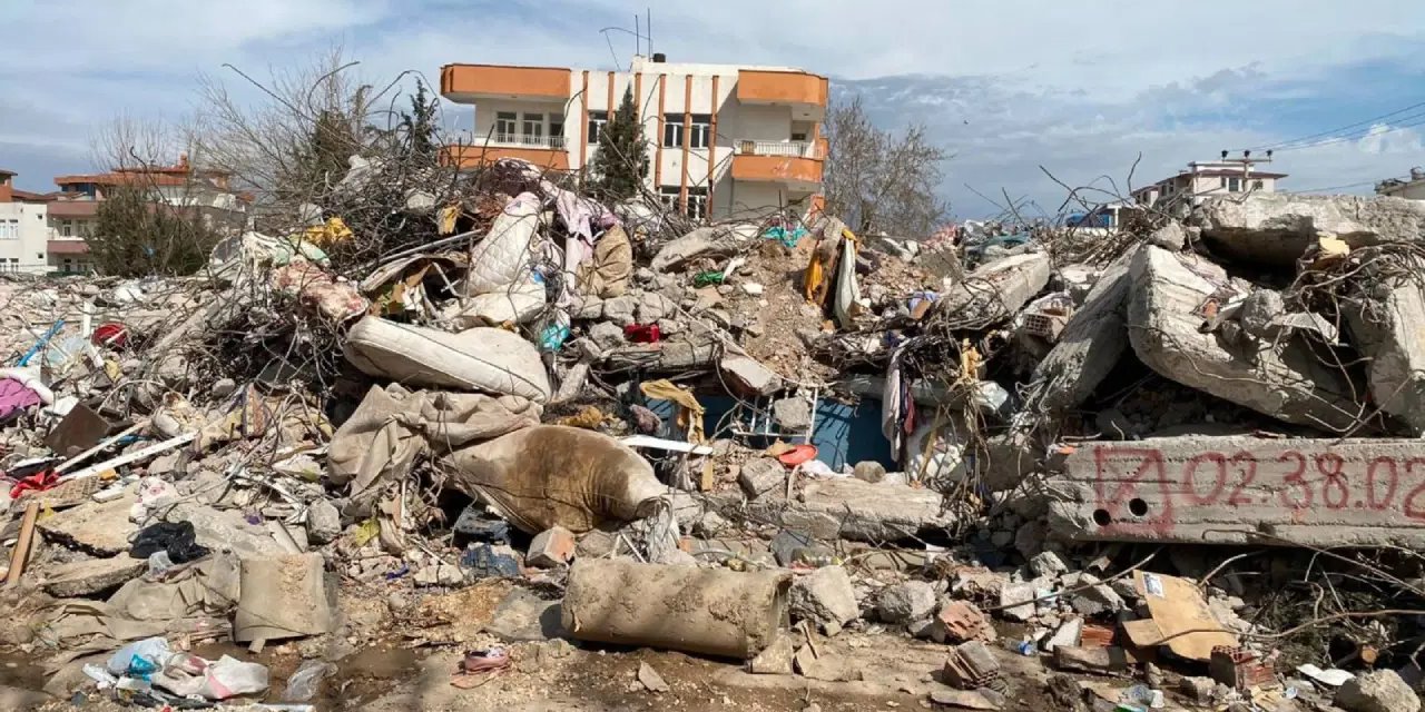 Depremde yıkılan Akabe Sitesi... Vali soruşturma izni vermedi