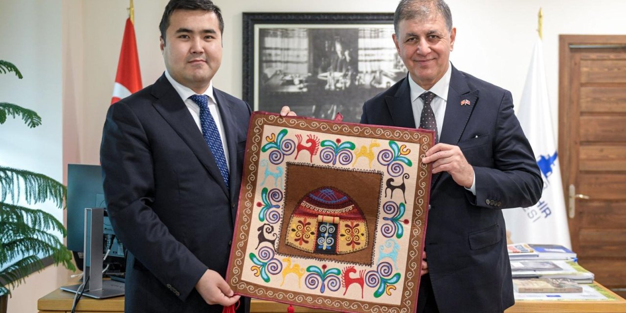 Başkan Tugay’dan Kırgızistan heyetine “Aytmatov Kütüphanesi” jesti