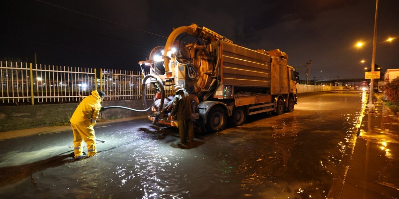 İzmir Büyükşehir Belediyesi ekipleri sağanak yağış nedeniyle seferber oldu