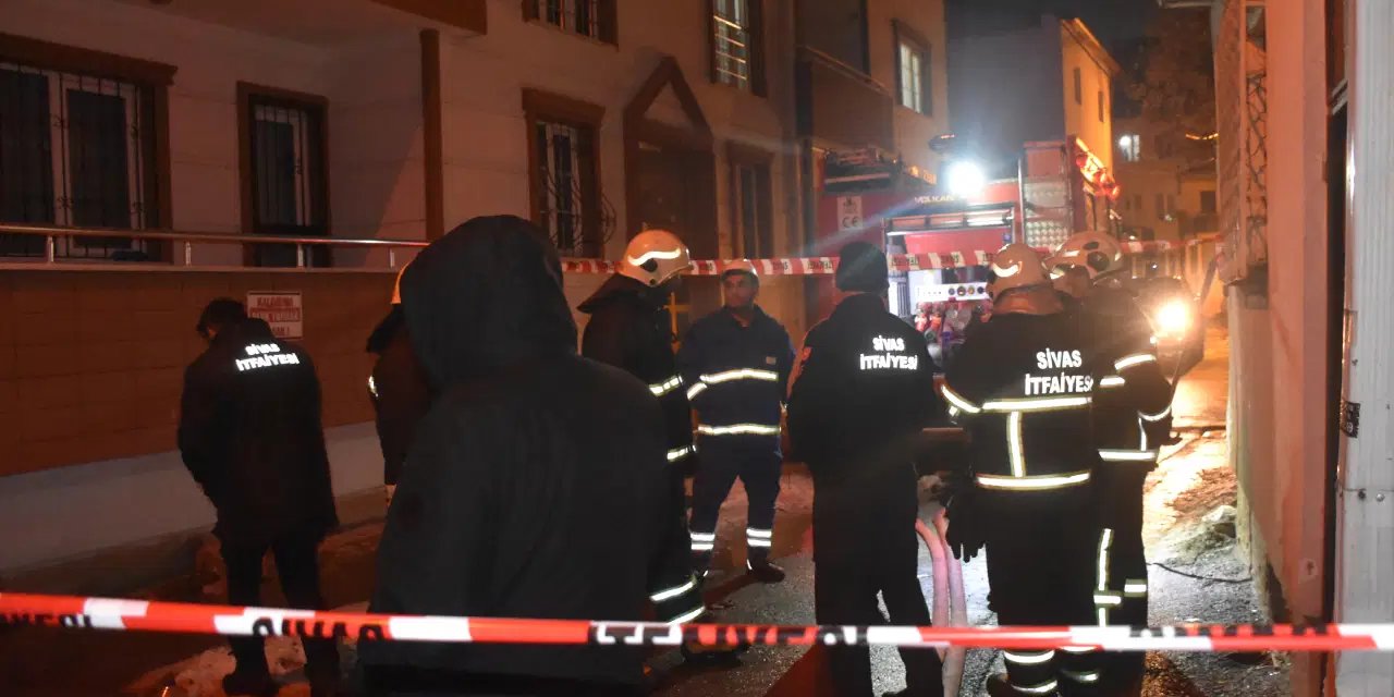 Sivas'ta 2 katlı evde yangın: 26 kedi hayatını kaybetti!