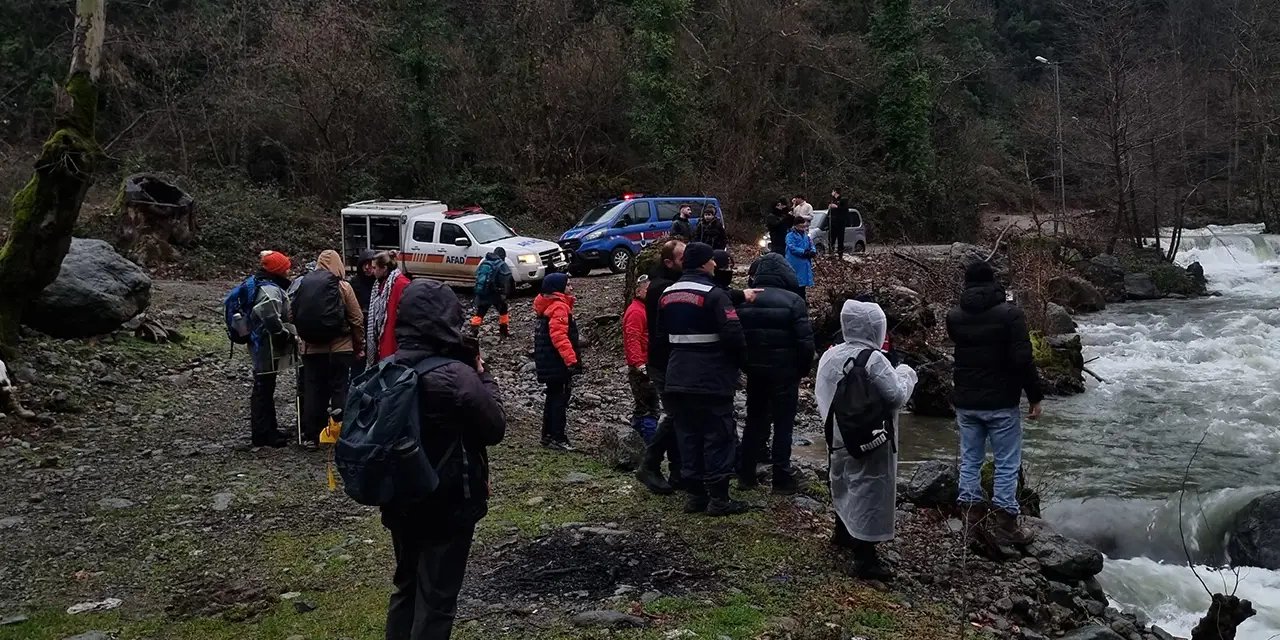 Yalova'da derenin debisi yükseldi: Mahsur kalan 19 kişi kurtarıldı!