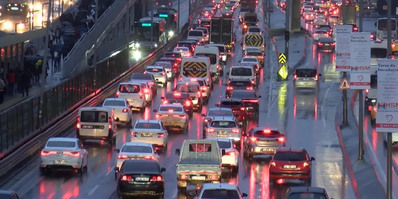 Okullar açıldı... İstanbul'da haftanın ilk gününde trafik durumu: Yüzde 74 ölçüldü!