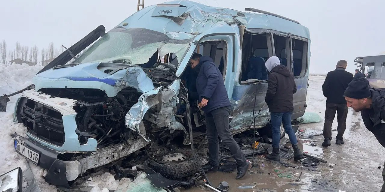 Hakkari'de feci kaza... Halk otobüsü ile minibüs çarpıştı: Çok sayıda yaralı var!
