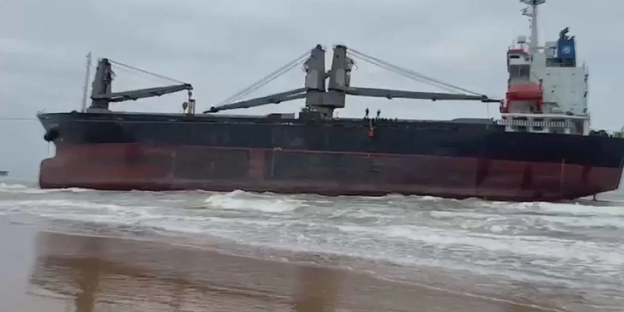 Kaptanı rahatsızlanan gemi İstanbul'da karaya oturdu!