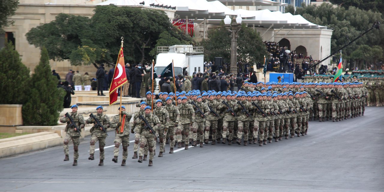 Türk askeri Bakü'deki tören alanından bu sözlerle geçti!  Azerbaycan'daki törende dikkat çeken detay...