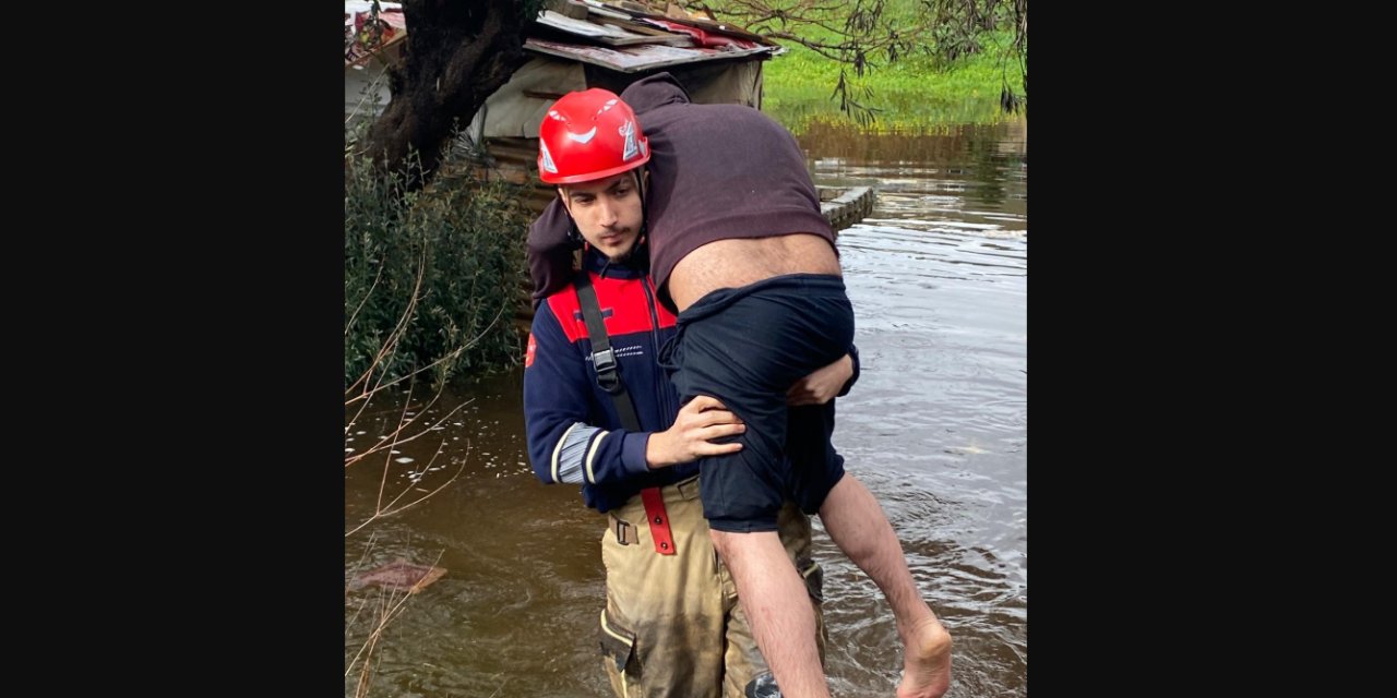 İzmir'de itfaiye eri vatandaşı sırtında taşıdı