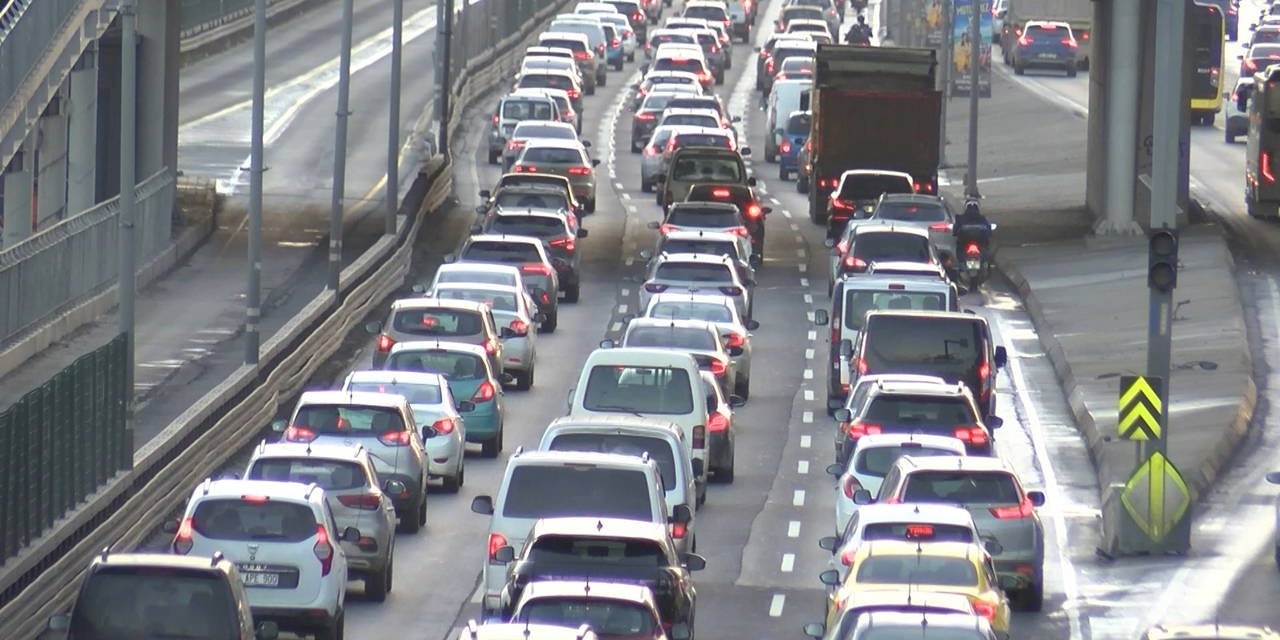 İstanbul'da haftanın ilk iş gününde trafik yoğunluğu!