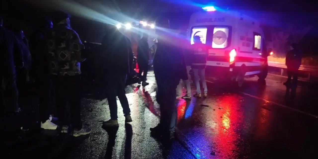 İstanbul Beykoz'da iki araç kafa kafaya çarpıştı: 1 kişi hayatını kaybetti, 5 yaralı!