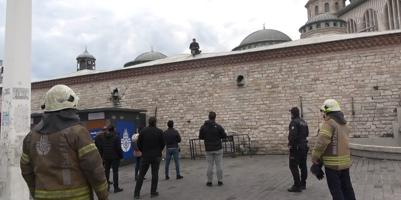 Taksim Camii duvarına çıktı, elindeki jiletle kendisine zarar vermeye başladı
