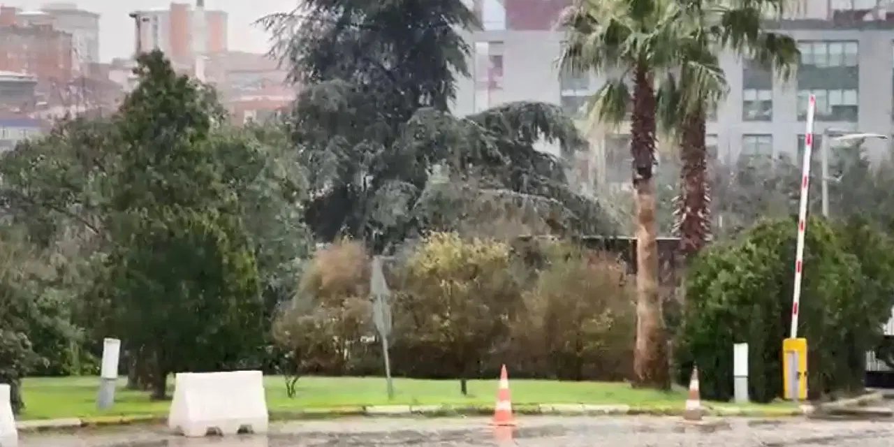 İstanbul'da kar yağışı etkili oluyor!