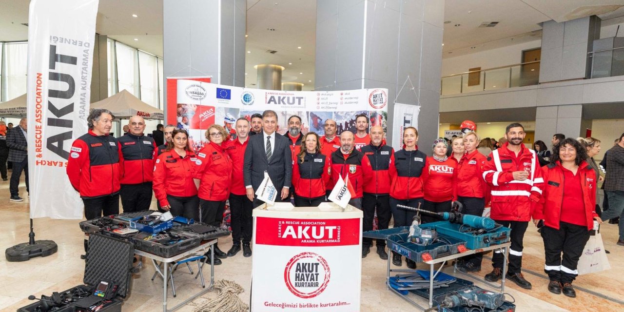 Başkan Tugay: Birden fazla yangın uçağı kiralamaya hazırız