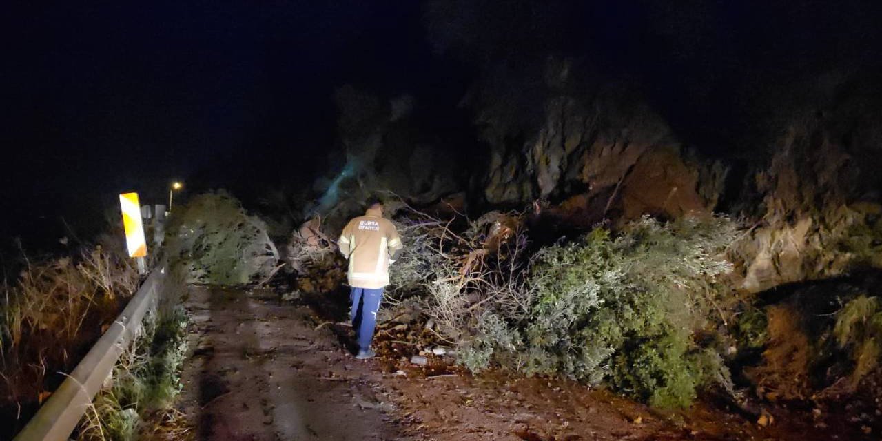 Bursa'da heyelan... Mahalle yolu ulaşıma kapandı!