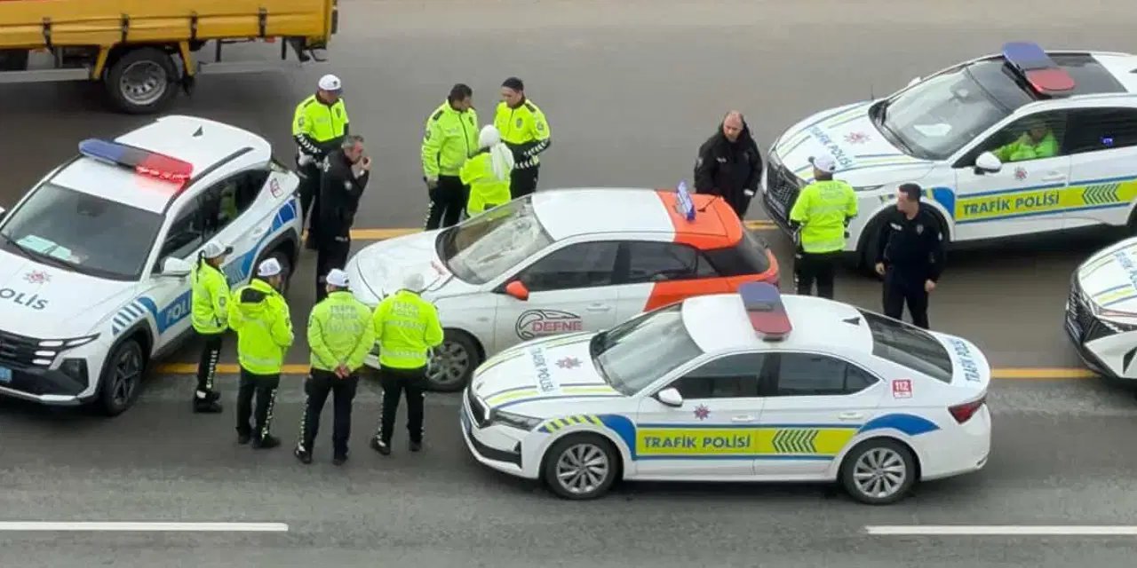 Sürücü kursu eğitmeni, tartıştığı kişiyi kaput üzerinde 20 kilometre sürükledi!