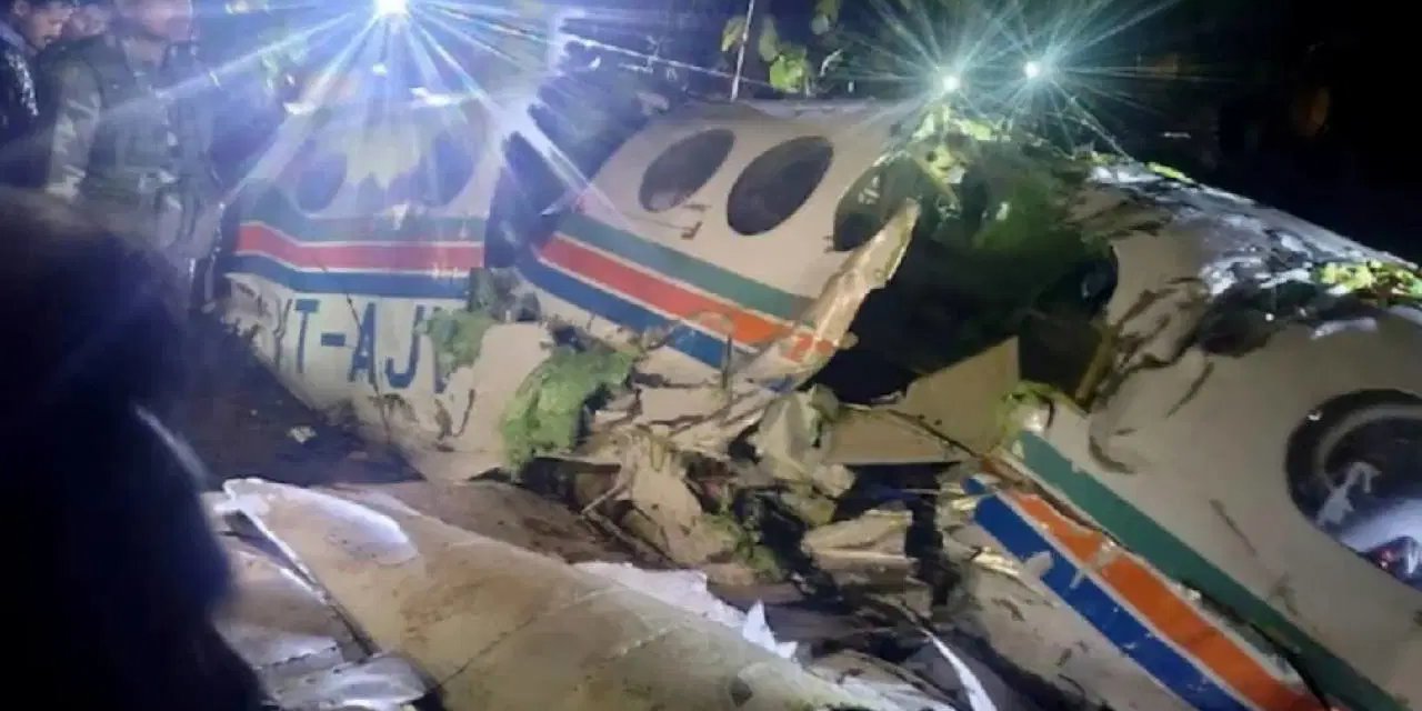 Hindistan'da ambulans uçak düştü: 7 kişi hayatını kaybetti!