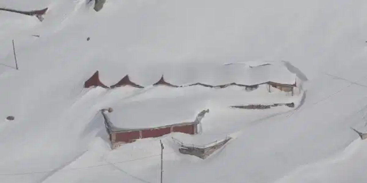 Yaylada kar kalınlığı 3 metreyi aştı: Evler kayboldu