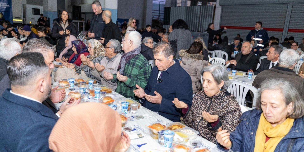 Başkan Tugay binlerce Bucalıyla ramazan sofrasında buluştu