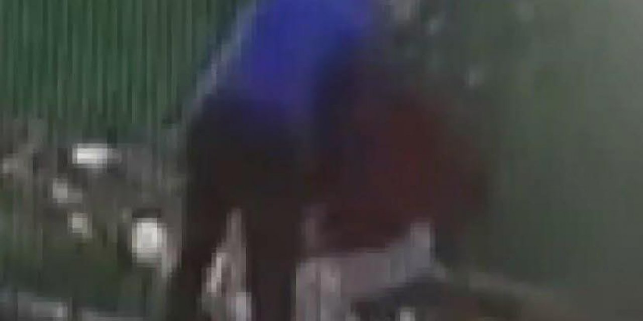 Sokak ortasında kadına şiddet kamerada