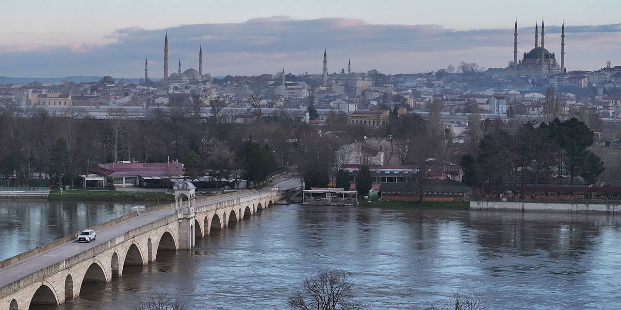 Edirne’de taşkın tehlikesi zayıflıyor: Kırmızı alarm yerini turuncu uyarıya bıraktı