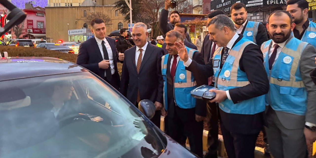 İçişleri Bakanı Çiftçi AKP Gençlik Kolları yeleği giydi, iftarlık dağıttı