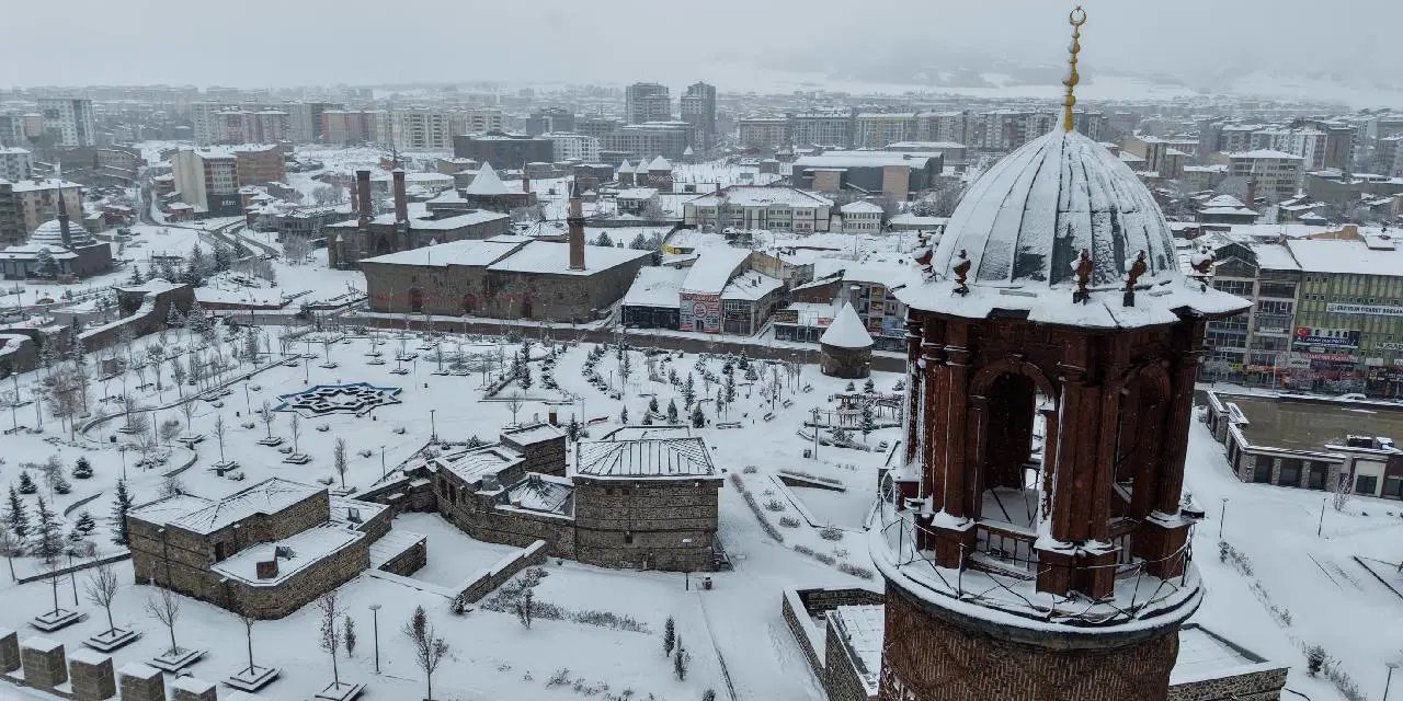 Erzurum kara teslim oldu: 815 mahallenin yolu ulaşıma kapandı!