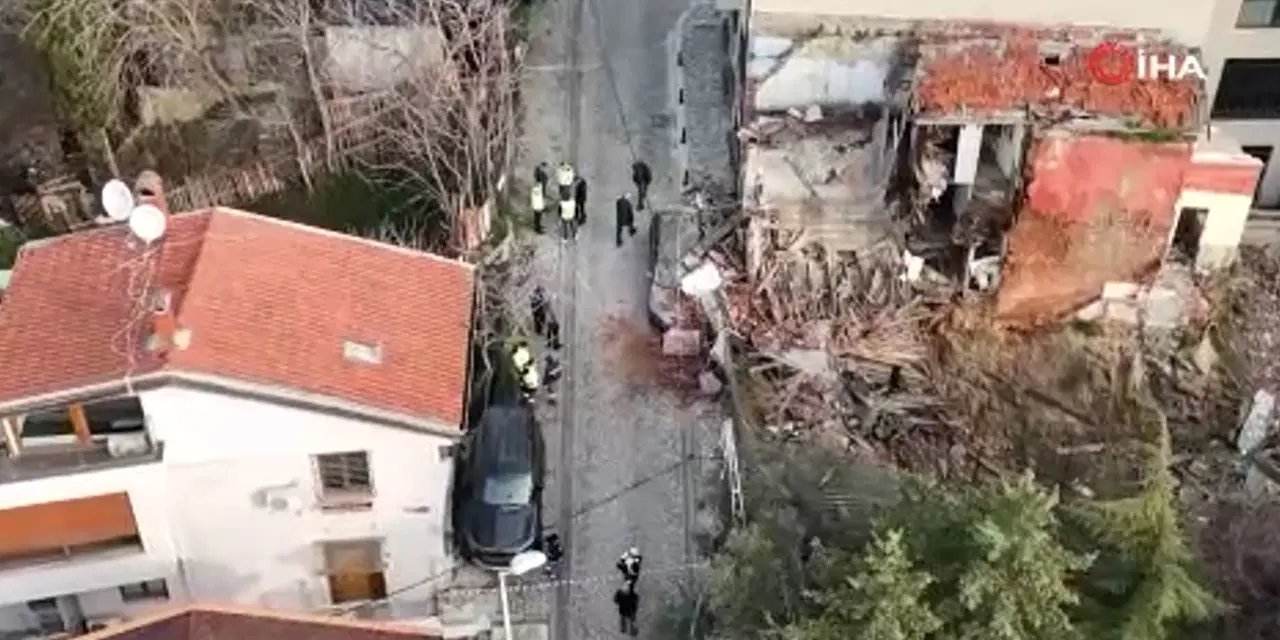 Beşiktaş'ta korku dolu anlar: Metruk bina park halindeki aracın üzerine çöktü!